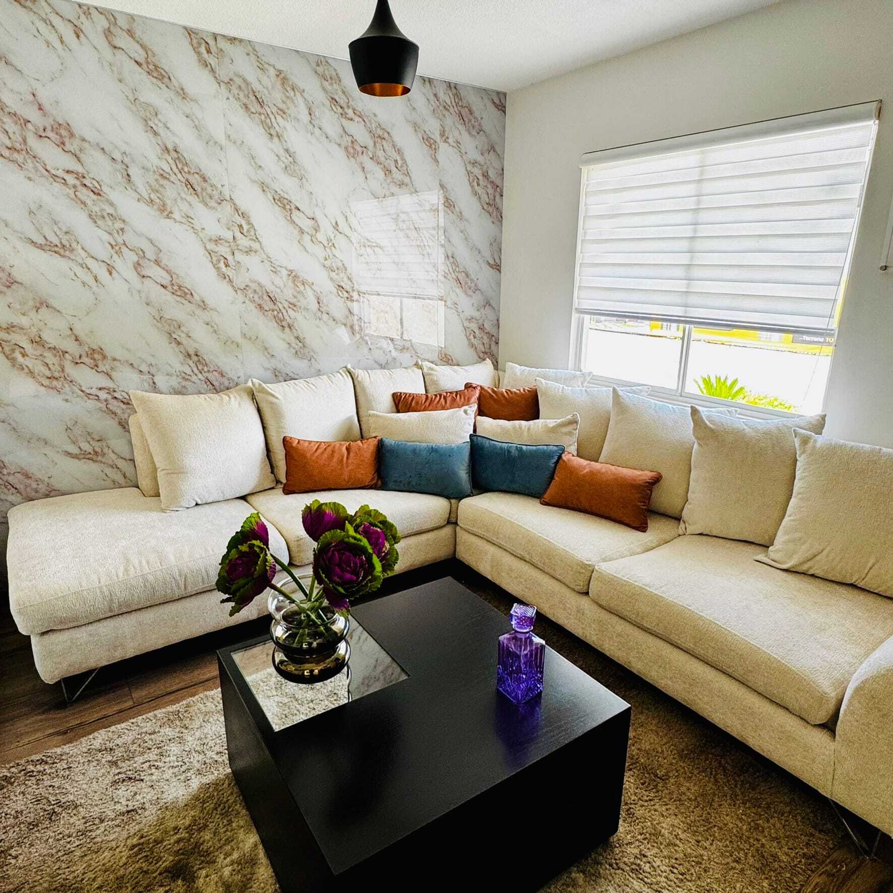 real-madeira-montesino-interiores-sala-sofa-cojines